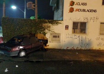 Veículo bateu contra muro de empresa
Foto: Divulgação CRBM