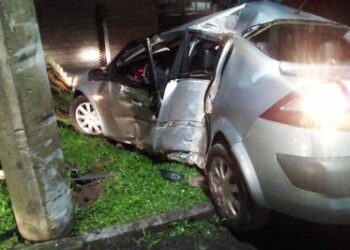 Veículo Megane 
destruído ao atingir poste de concreto às margens da rodovia 
(Foto: PRE/Divulgação)