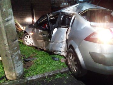 Veículo Megane 
destruído ao atingir poste de concreto às margens da rodovia 
(Foto: PRE/Divulgação)