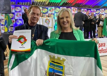 Professor sapiranguense recebe honraria da Federação Internacional de Educação Física