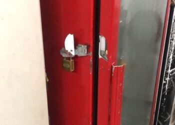 Uma das portas arrombadas pelos bandidos (Foto: Divulgação)
