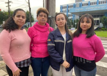 Franciele, Elodí, Gabriela e Magna foram até a prefeitura para saber sobre a situação 
(Foto: Melissa Costa)