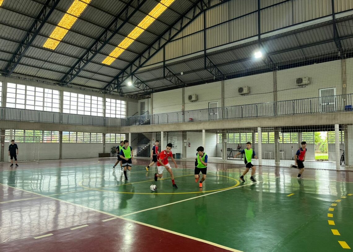 Atletas treinam durante a semana no Ginásio Sérgio E. Michels, em Sapiranga