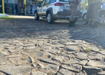 Homem é morto e outro baleado em loja de Araricá