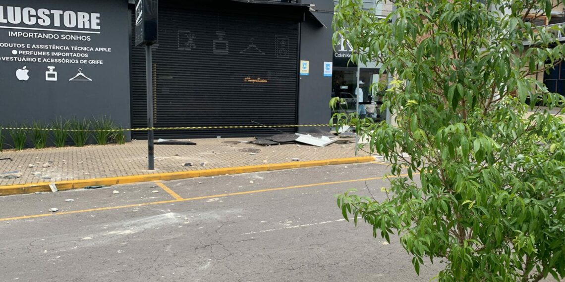 Em Campo Bom, reboco de fachada cai e danifica veículo e fachada de loja