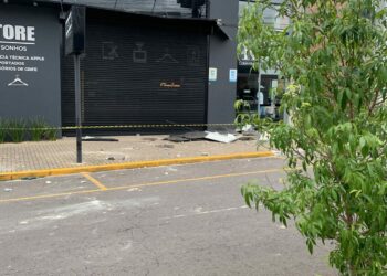 Em Campo Bom, reboco de fachada cai e danifica veículo e fachada de loja