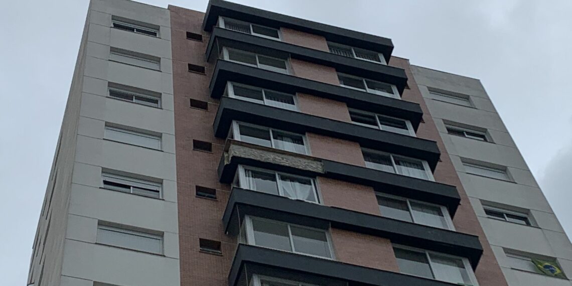 Em Campo Bom, reboco de fachada cai e danifica veículo e fachada de loja