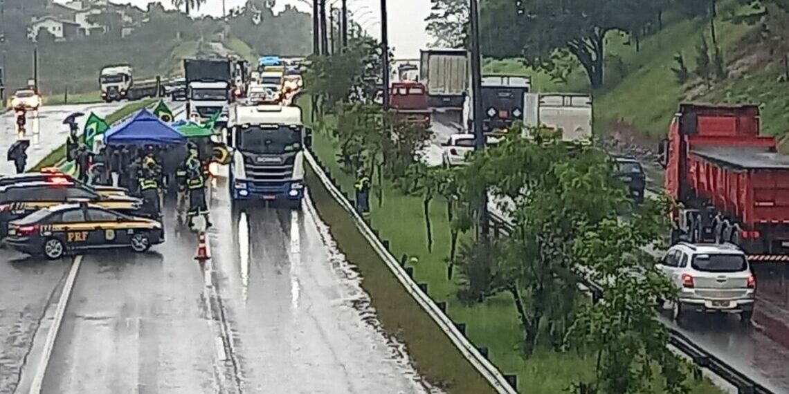Justiça determina liberação de rodovias federais no Rio Grande do Sul