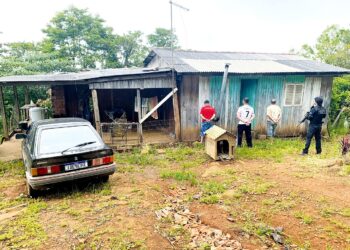 Os três acusados foram presos escondidos em uma residência na área rural de Santo Antônio da Patrulha 
(Foto: Polícia Civil)
