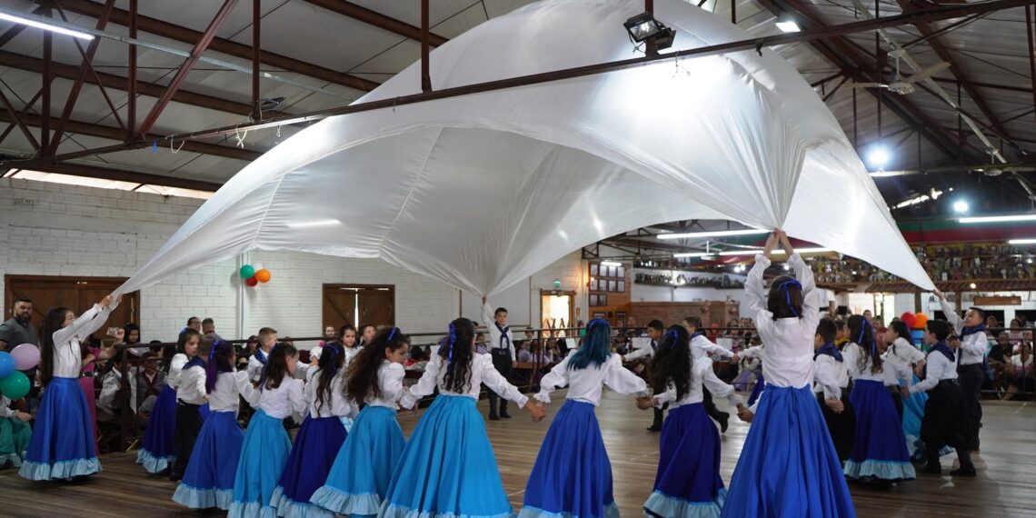 Sarau Escolar de Campo Bom reúne quase 500 alunos no CTG M’Bororé