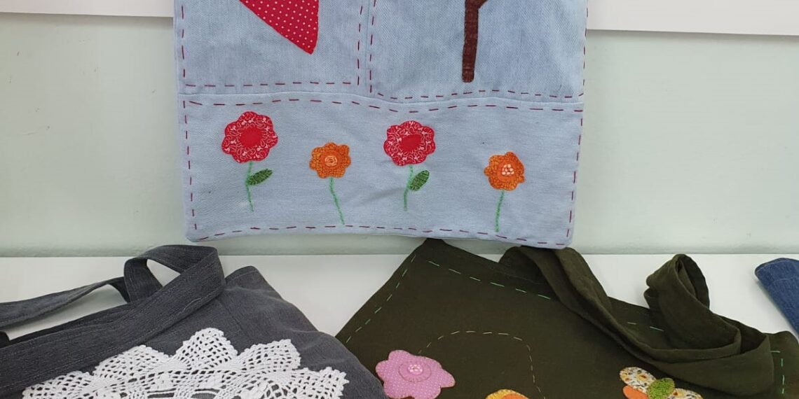 Entidades participam da Festa das Rosas comercializando produtos