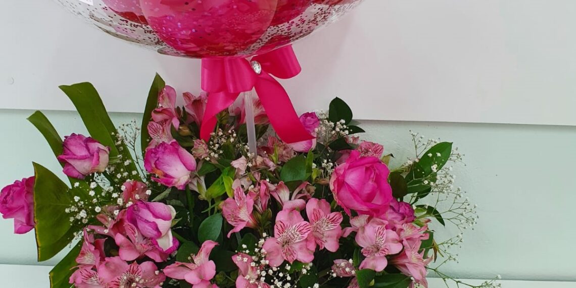Entidades participam da Festa das Rosas comercializando produtos