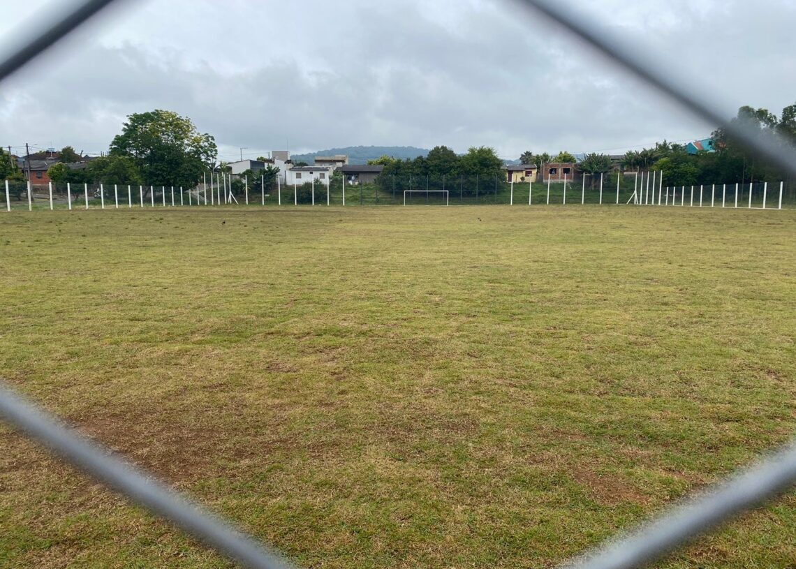 Por dois meses, campo deve permanecer fechado por causa da nova grama; após, será entregue à comunidade (Foto: Melissa Costa)
