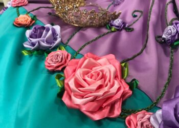 Traje oficial da Corte da 37ª Festa das Rosas: delicadeza e estilo