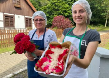 Ela é exclusiva da festa: cuca de rosa é produzida pelas mulheres da Associação Koloniegeschmack
