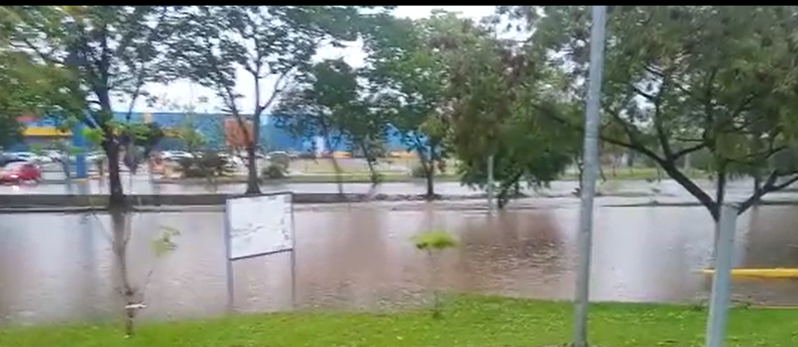 Chuva causa alagamentos e diversos transtornos em cidades da região