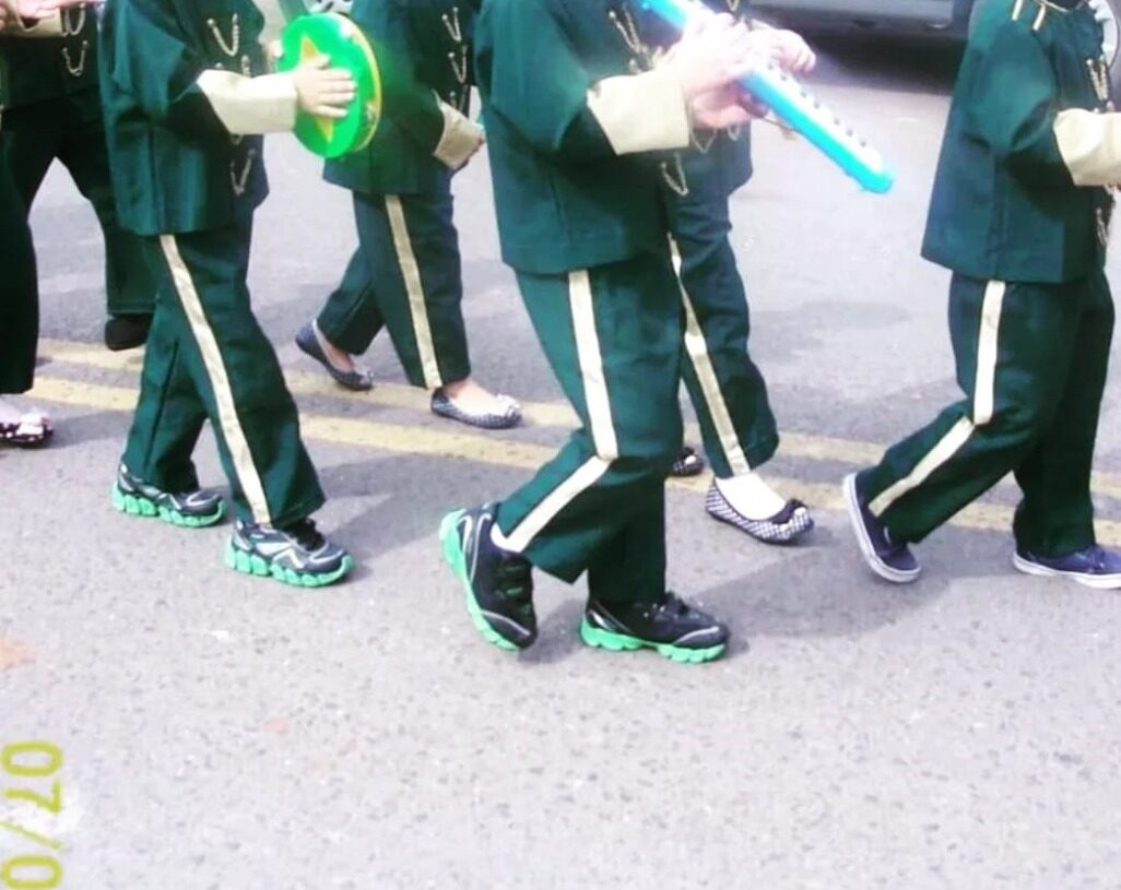Victor, quando menor, em um desfile da escola