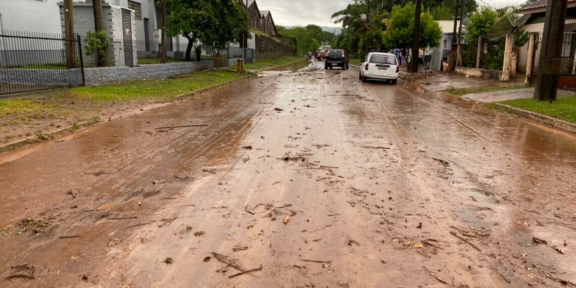 Chuva causa alagamentos e diversos transtornos em cidades da região