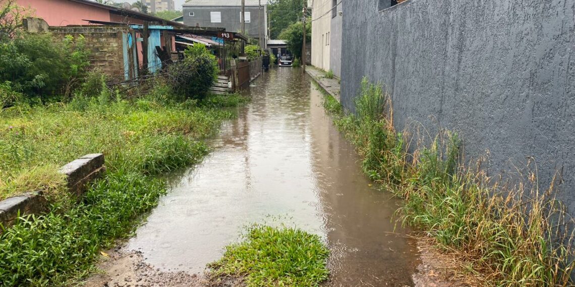 Chuva causa alagamentos e diversos transtornos em cidades da região