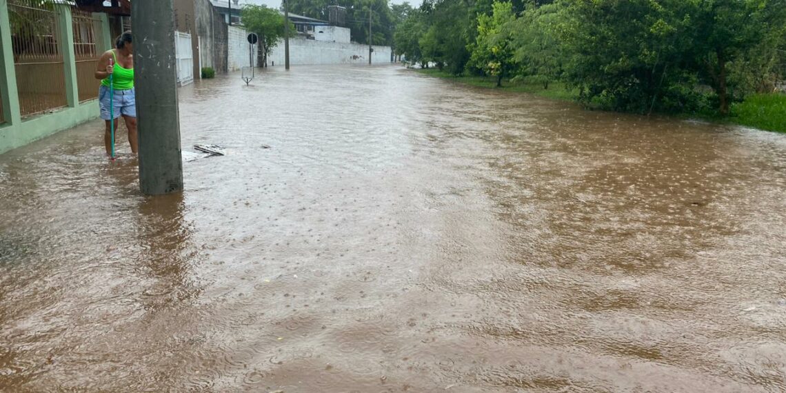 Chuva causa alagamentos e diversos transtornos em cidades da região