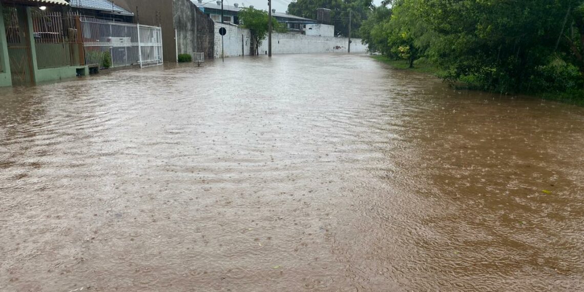 Chuva causa alagamentos e diversos transtornos em cidades da região