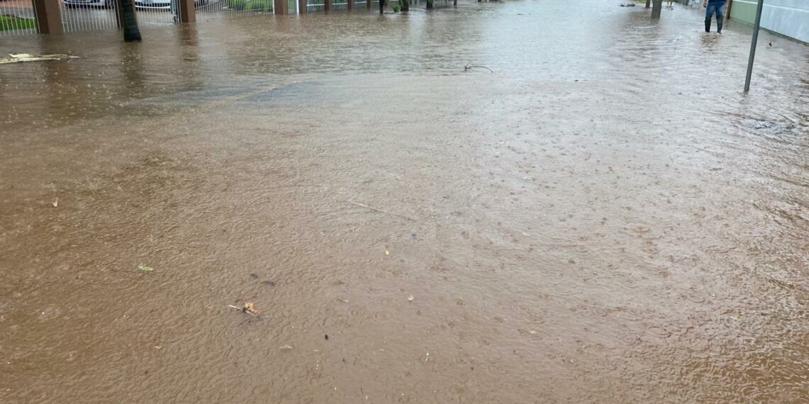 Chuva causa alagamentos e diversos transtornos em cidades da região