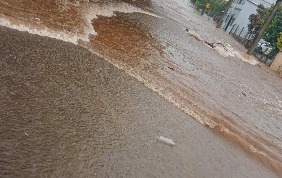 Chuva causa alagamentos e diversos transtornos em cidades da região