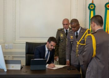 Leite assina primeiras medidas como governador empossado