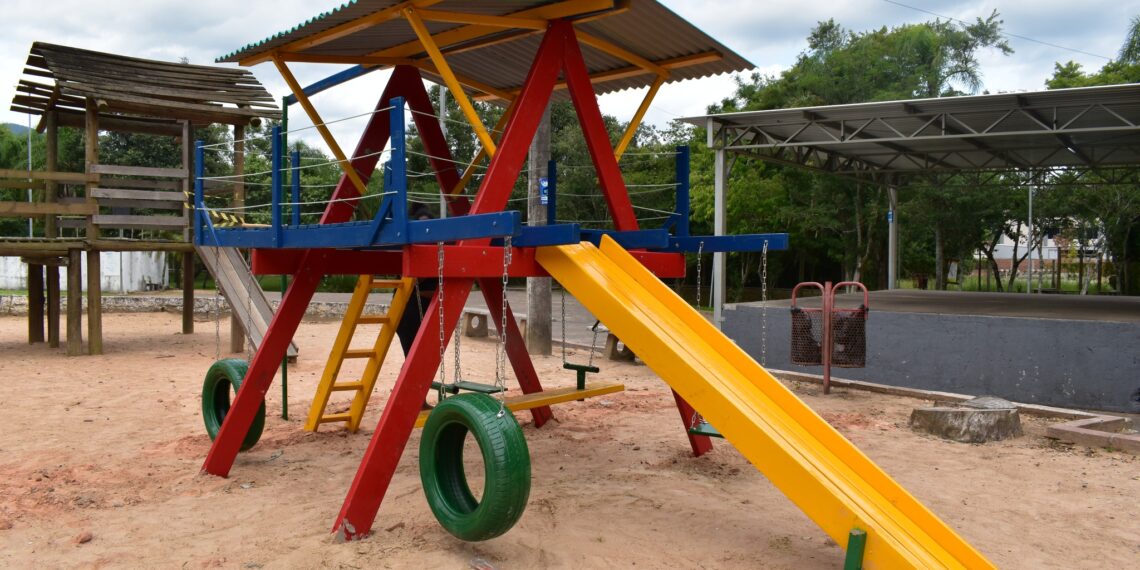 Praça do Trabalhador de Nova Hartz ganha dois brinquedos novos para as crianças