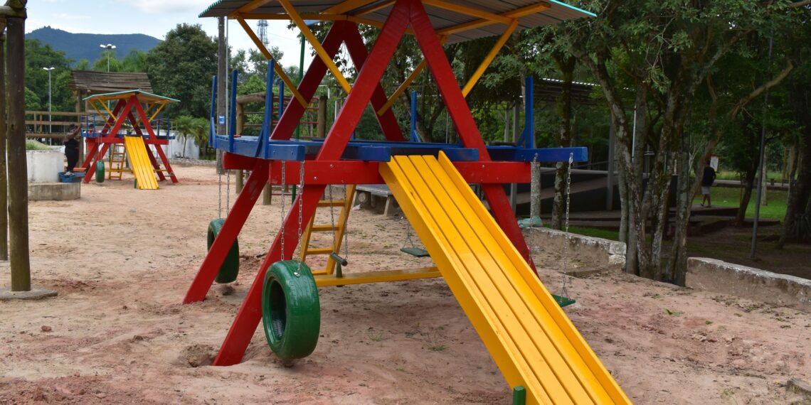 Praça do Trabalhador de Nova Hartz ganha dois brinquedos novos para as crianças