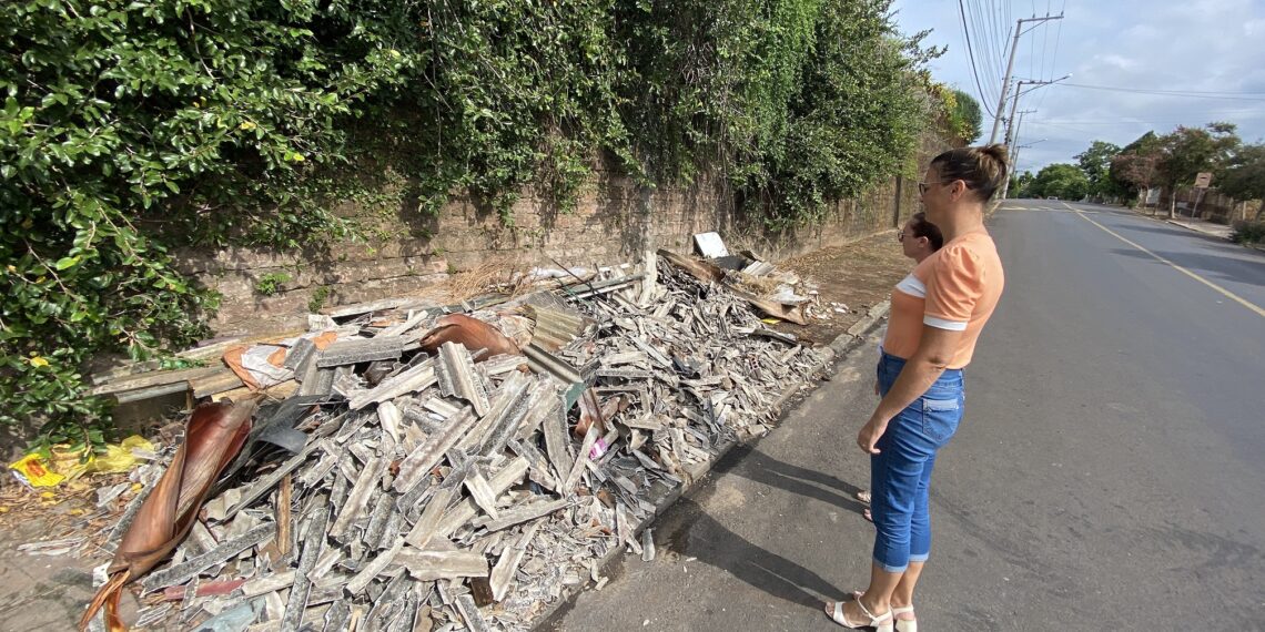 Escola de Sapiranga convive com descarte irregular de lixo na calçada