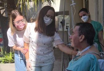Paciente do Hospital Sapiranga ganha “banho de sol” após 90 dias de internação