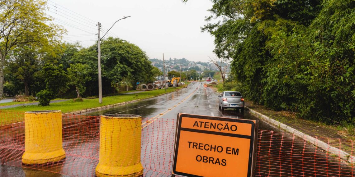 Trecho da Avenida dos Municípios bloqueado por tempo indeterminado em Campo Bom