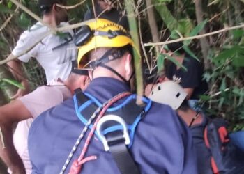 Vítima sendo resgatada pelos bombeiros (Fotos: Bombeiros)
