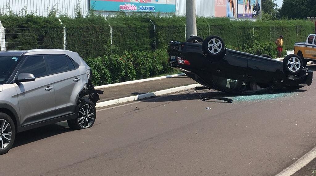 Veículo capota em rua lateral da RS-239, em Sapiranga
