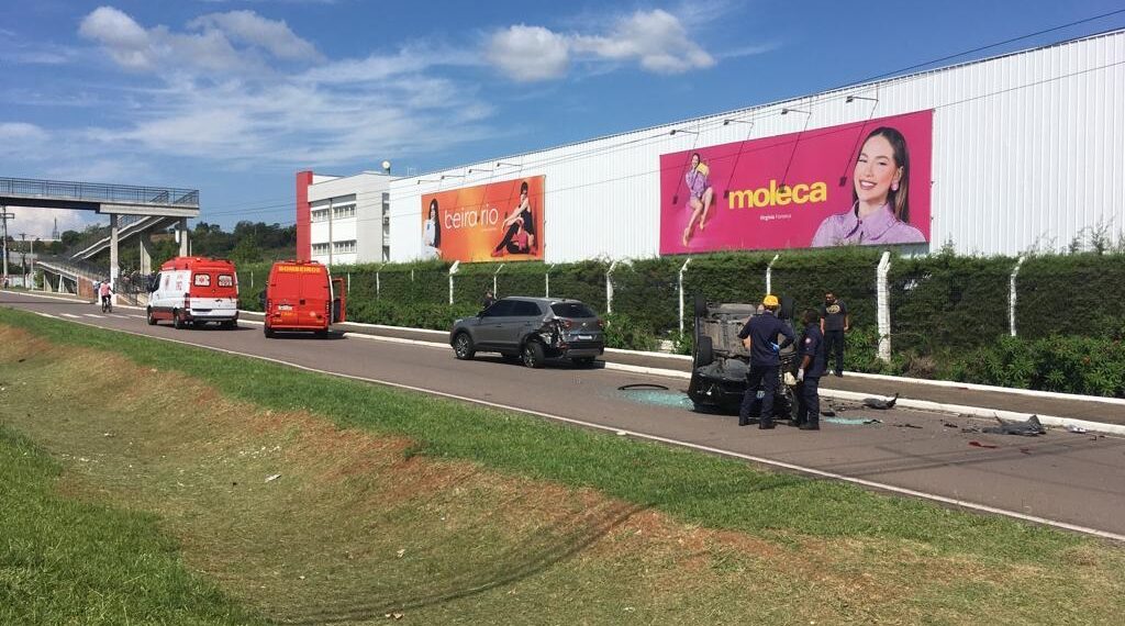 Veículo capota em rua lateral da RS-239, em Sapiranga