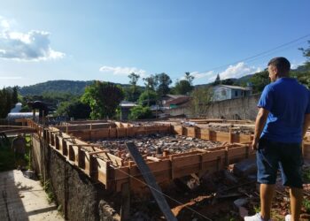 Guilherme acompanha cada etapa da reconstrução do seu lar 
(Foto: Melissa Costa)