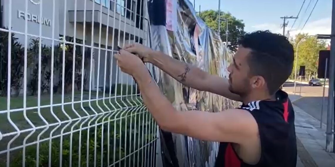 Colapso do oxigênio no Lauro Reus completa dois anos e familiares das vítimas protestam no Fórum