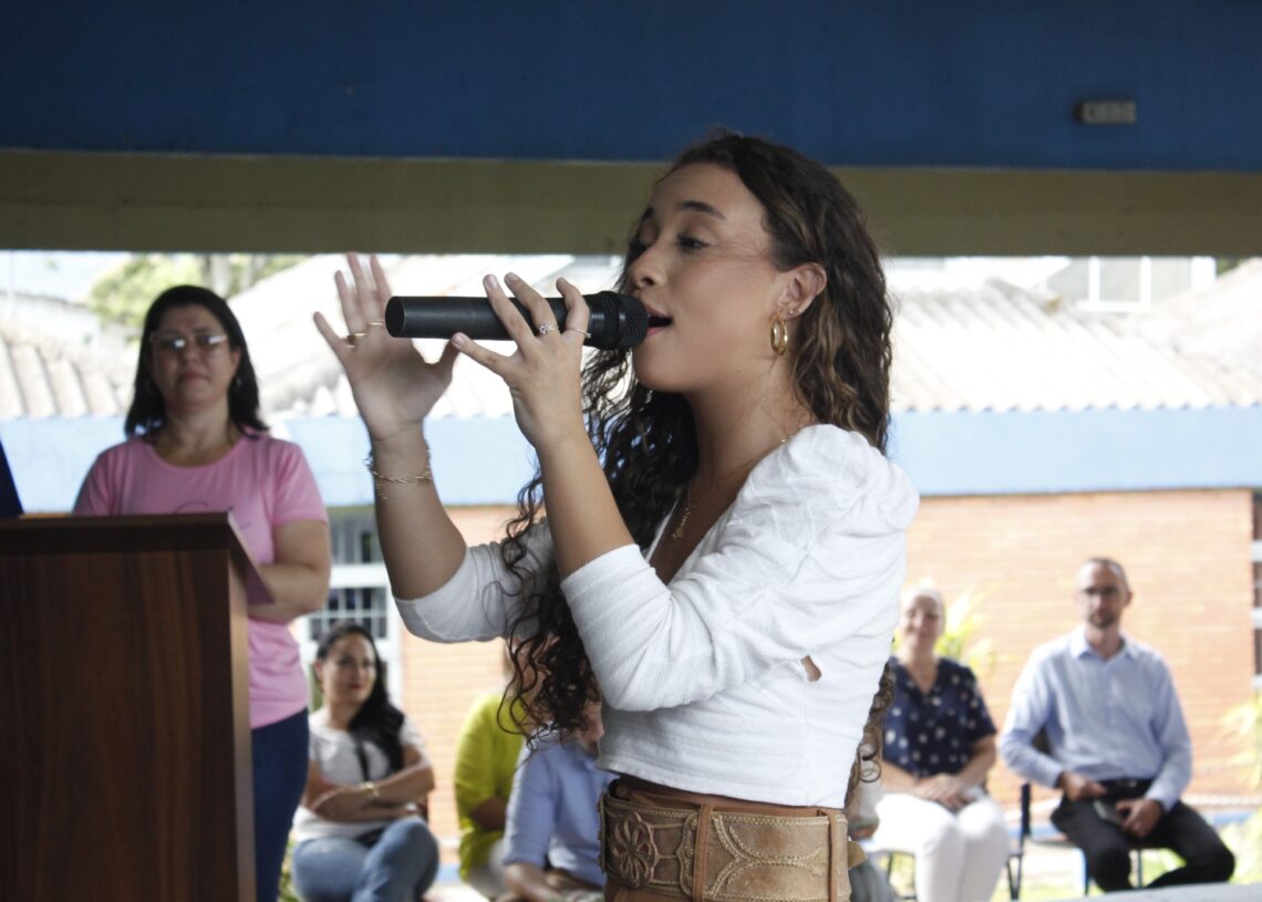 Luiza Barbosa canta para o público