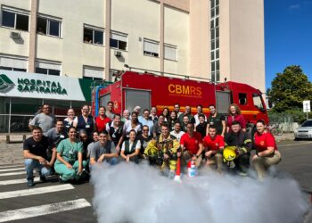 Ao fim da ação, a equipe que participou da simulação se reuniu em frente ao Hospital Sapiranga I Fotos: Júlia Regla