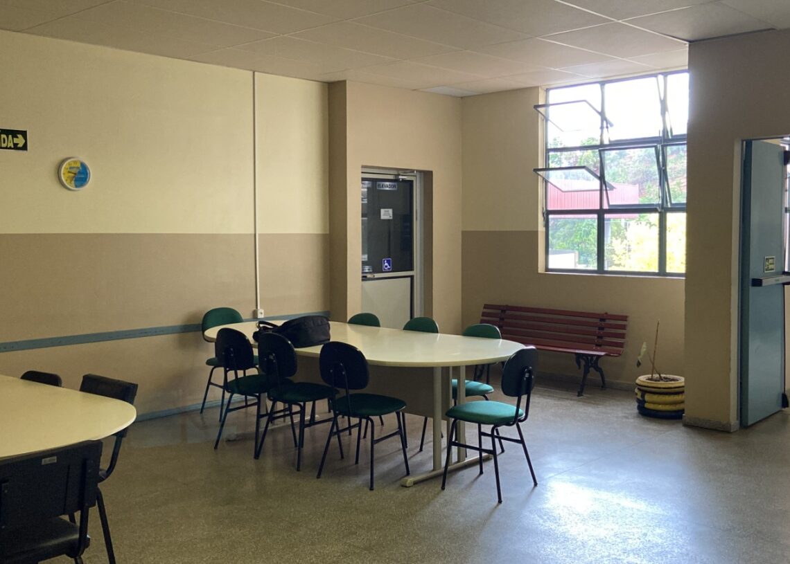 Espaço ao lado da sala dos professores como alternativa para reuniões