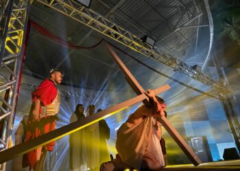 Encenação da Paixão de Cristo emociona o público em Campo Bom