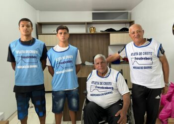 Da esquerda para a direita, Gabriel, Mateus, Seu Pelé e Vilson | Foto: Júlia Regla