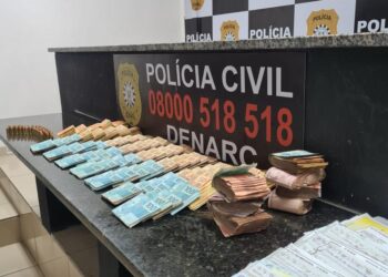 Dinheiro e notas promissórias apreendidos pelo Denarc em residência de Campo Bom (Fotos: Polícia Civil)