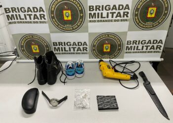 Em uma das abordagens, policiais apreenderam objetos de furto e pedras de crack com um usuário 
Foto: Brigada Militar