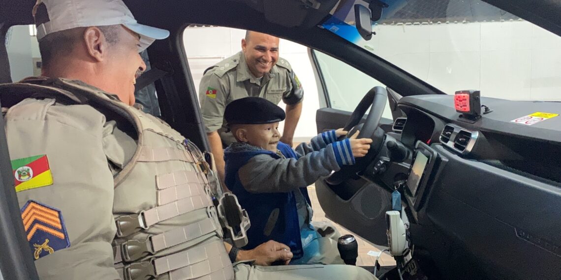 Paixão pela polícia ajuda menino na luta contra o câncer em Campo Bom