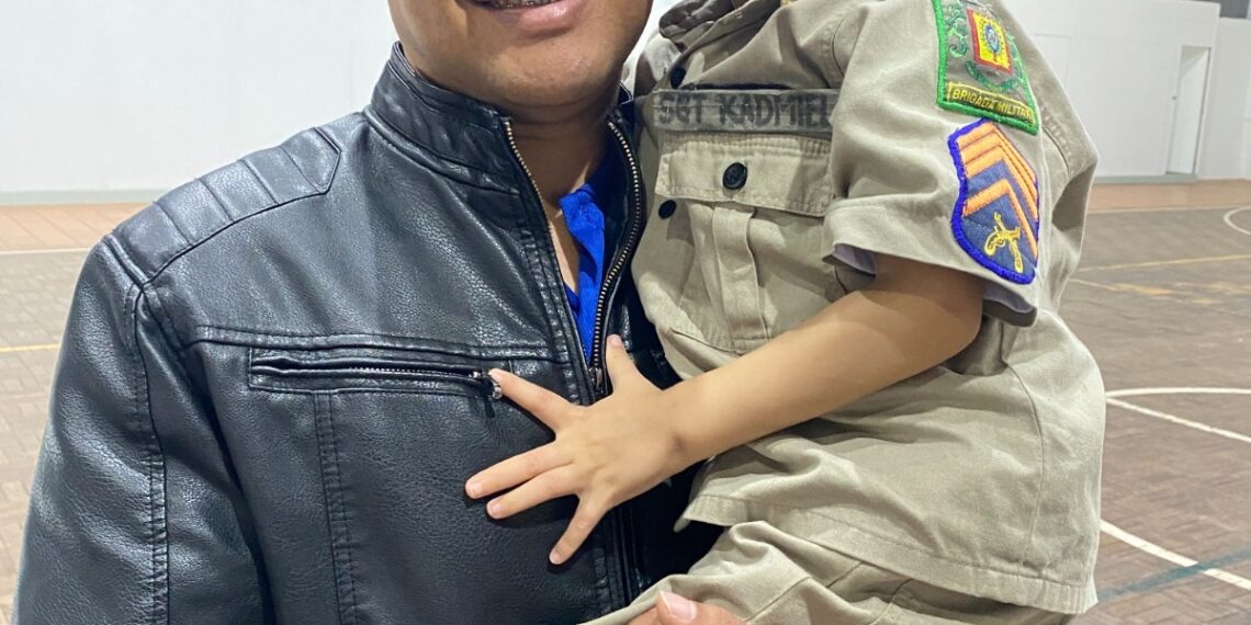 Paixão pela polícia ajuda menino na luta contra o câncer em Campo Bom
