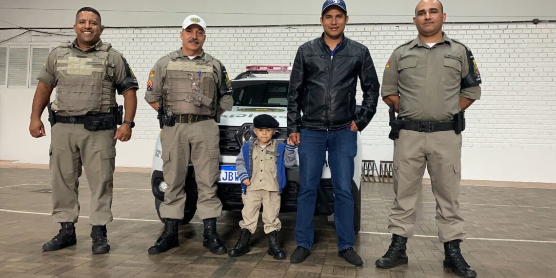 Paixão pela polícia ajuda menino na luta contra o câncer em Campo Bom