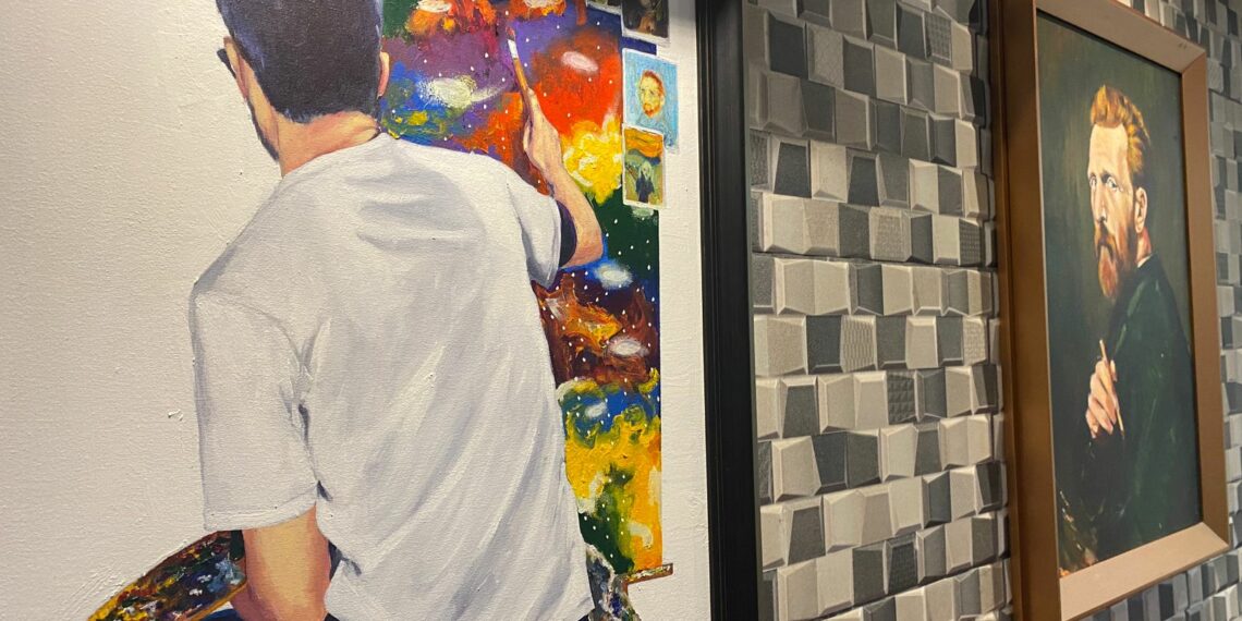 O novo estúdio de Mauro Vila Real reúne diversas obras do artista em Sapiranga