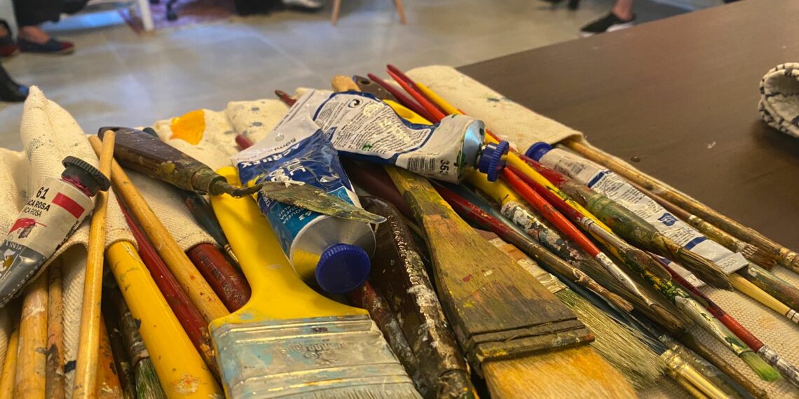 O novo estúdio de Mauro Vila Real reúne diversas obras do artista em Sapiranga